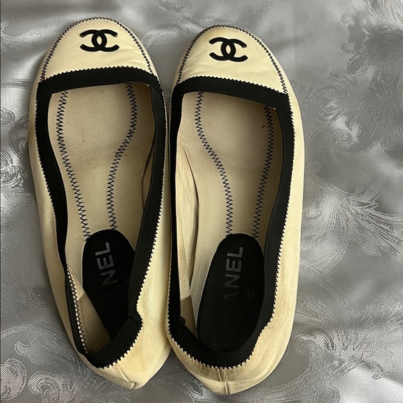 CHANEL Cream and Black Flats - Picture 1 of 6